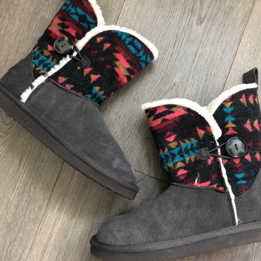 New American Eagle Brown Fur lined boot size 6